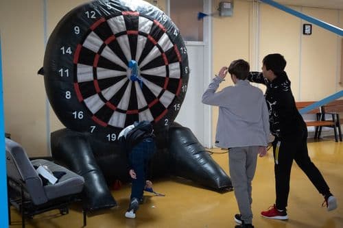 Az óriás dartsot is sokan kipróbálták
