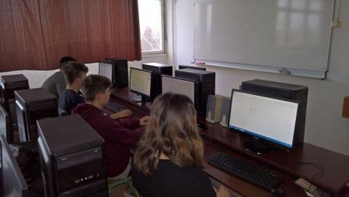 gyerekek számítógép előtt ülnek