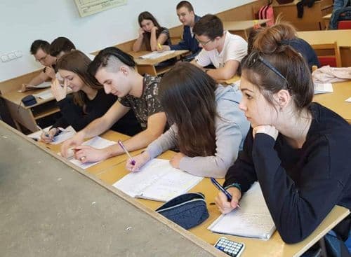 gyerekek osztályteremben tanóra közben