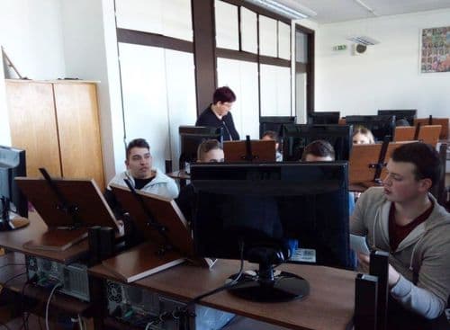 gyerekek számítógép teremben ülnek