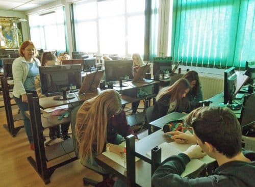 gyerekek számítógépek előtt dolgoznak 