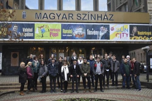 csoportkép diákokról a Magyar Színház előtt