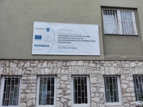 felújításra váró épület táblával