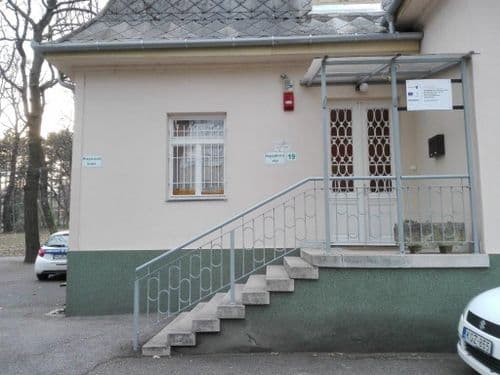 felújításra váró bejárati rész
