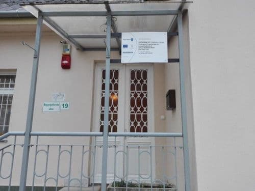 felújításra váró bejárati rész
