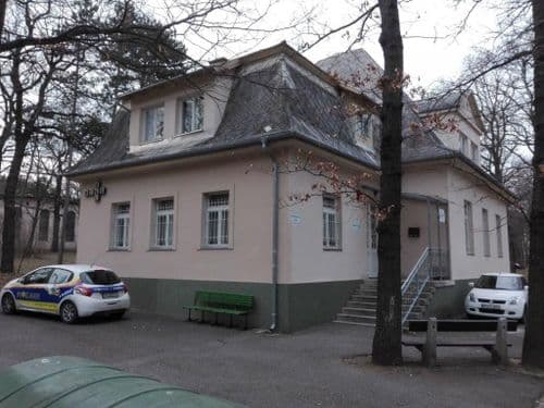 felújításra váró épület és bejárati rész autókkal
