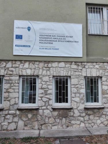 felújításra váró épület táblával