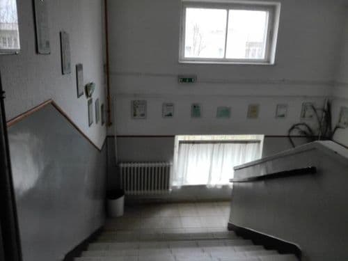 felújításra váró lépcsőforduló
