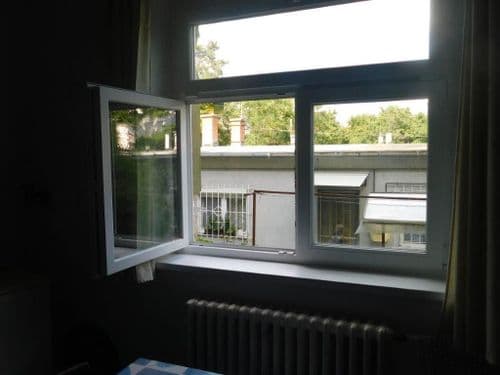 felújított ablak bentről fényképezve