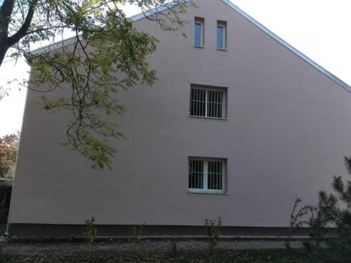 felújított épület ablakokkal