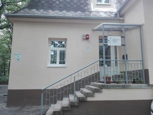 felújított bejárti rész lépcsővel