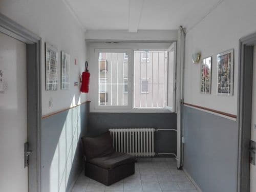 felújított folyosó vége ablakkal és fotellel