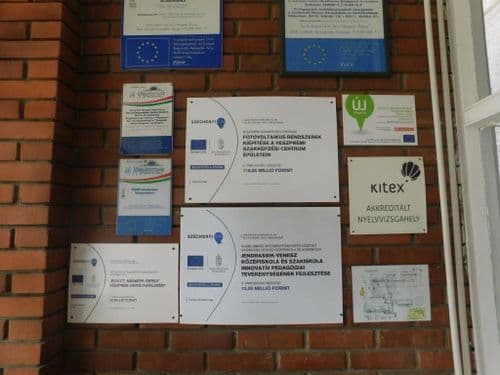 Széchenyi 2020 táblák téglafalon