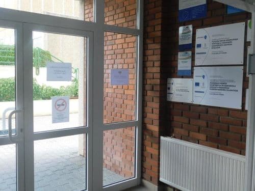 üveges bejárat és Széchenyi 2020 táblák