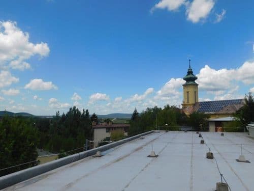a Táncsics technikum tetője, háttérben a Szent Margit Templom tornya