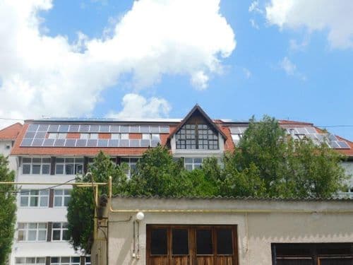 Táncsics Technikum épülete, tetején a napelemek messziről fotózva