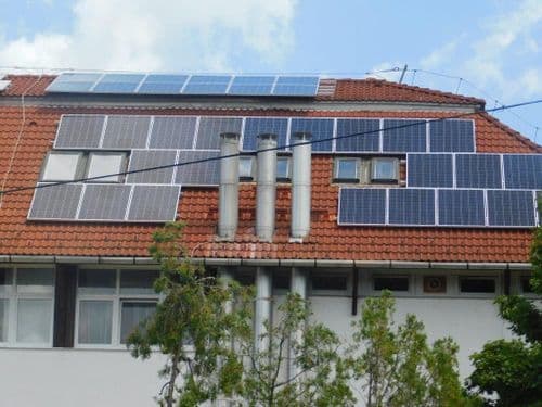 napelemek a Táncsics Technikum tetőjén