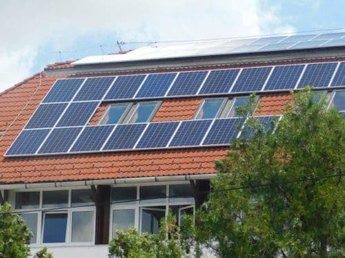 napelemek a Táncsics Technikum tetőjén