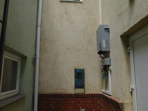 szerelékek a Táncsics Technikum falán